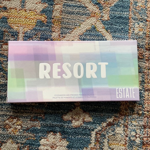 ESTATE Resort Eyeshadow Palette - Picture 2 of 3
